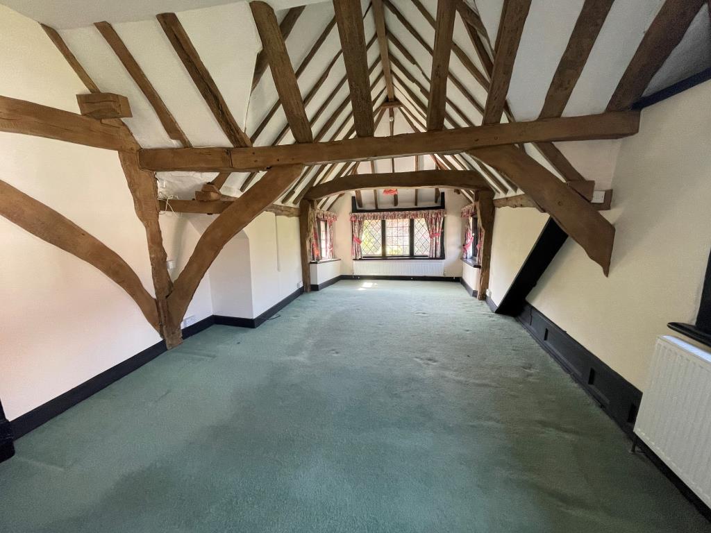 Lot: 118 - SUBSTANTIAL PERIOD PROPERTY FOR UPDATING IN DESIRABLE LOCATION - Main bedroom with exposed beams